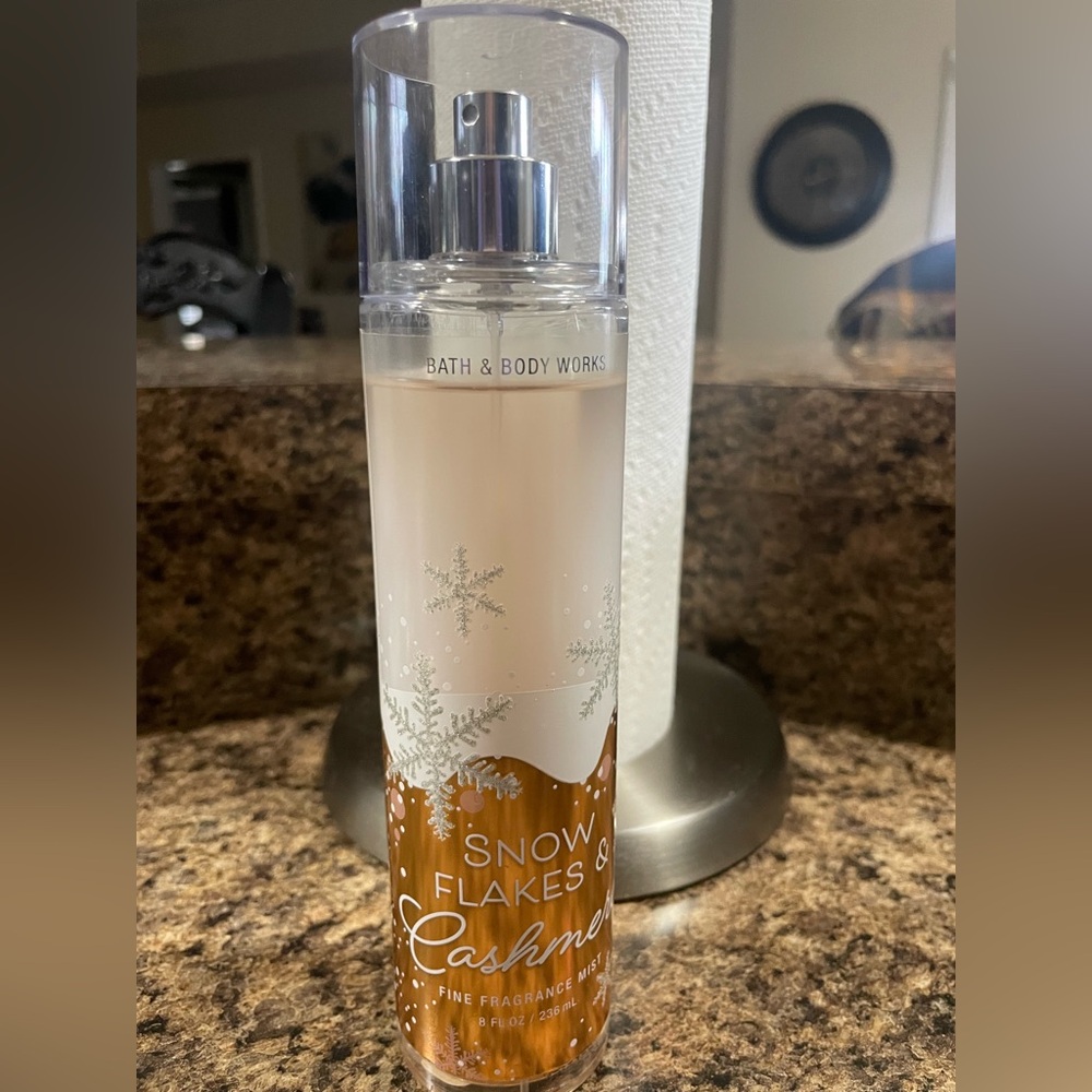Bath & Body Works Snowflakes & Cashmere Mist - Gold & Cream